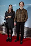 Rosalinde Mynster og Jakob Emil Lamdahl Pedersen på rød løber foran 'Badehotellet'-væg