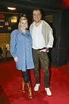 To gæster poserer på rød løber ved premieren på 'The Julekalender' på Herning Ny Teater.