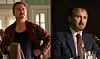 Grosser Madsen (Lars Ranthe) i morgenkåbe i stue og Anker Jørgensen (Lars Ranthe) i jakkesæt ved mikrofon ved et bord