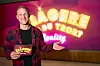 Person står og smiler foran farverig skærm med teksten 'Klågere end du tror?'.