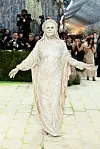 Heidi Klum (52), ankom ikke så overraskende i et spektakulært outfit, som hun også er kendt for at gøre, når hun afholder sine berømte Halloween-fester.