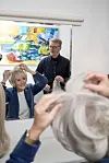 Lise og Claus er åbne om, at de supplerer deres naturlige hår med henholdsvis en lille top extension og et hårsystem.