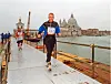 – Da Mogens var
sidst i 40’erne,
før maratonløb
blev en folkesport, ville han
løbe maraton.
Han lagde en
plan sammen
med sin kæreste
Susanne og løb
50 maratonløb i
hele verden.