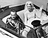 Fyrsten og fyrstinden
kørte i åben vogn rundt
i Monaco efter vielsen
og blev hyldet af monegaskerne.