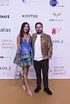 Stephanie og Kasper Fisker står foran sponsorvæg ved Danish Beauty Award 2026.