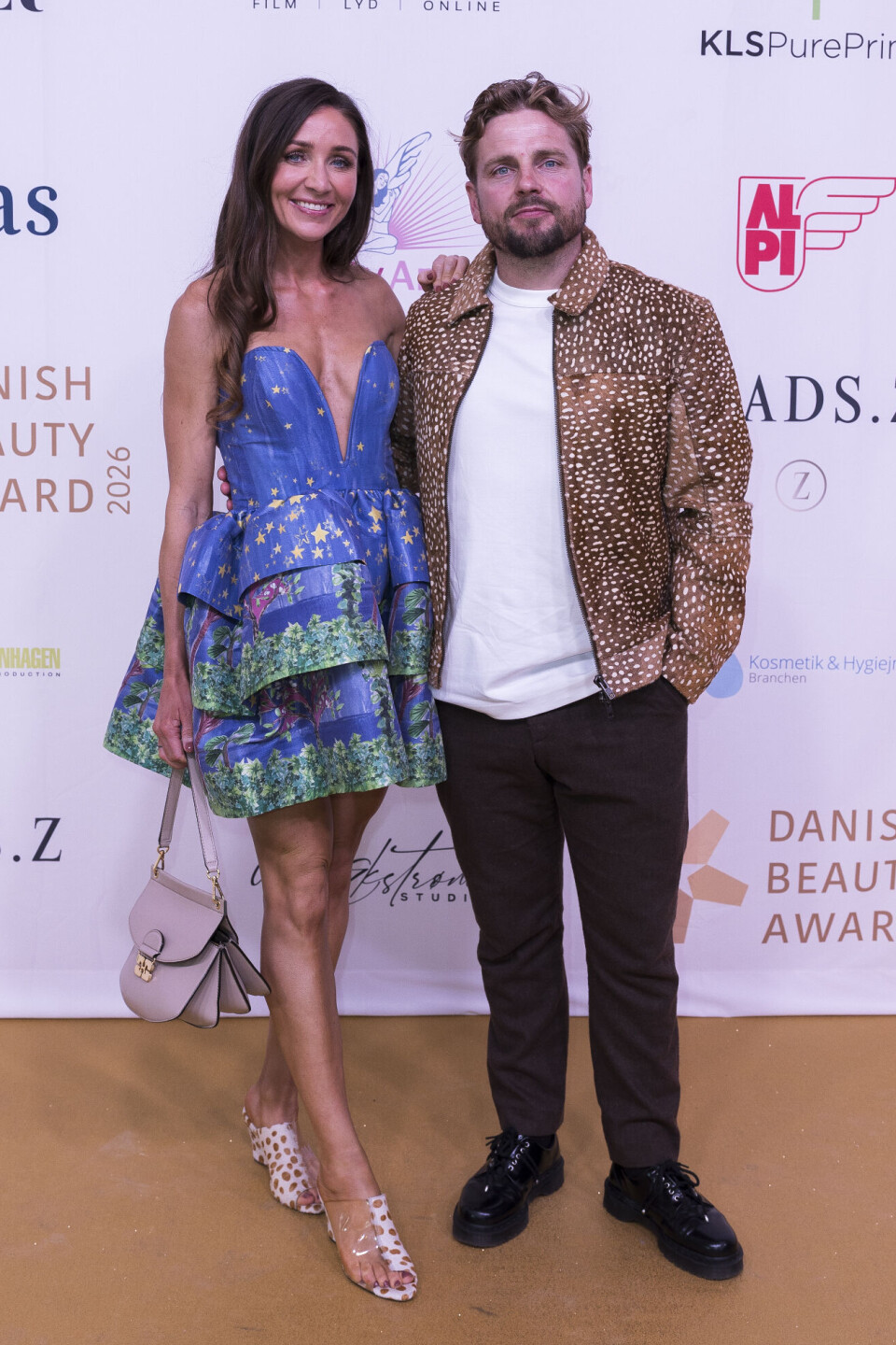 Billede 4 - Stephanie og Kasper Fisker står foran sponsorvæg ved Danish Beauty Award 2026.