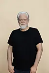 Esben Dalgaard i sort t-shirt står foran en lys beige baggrund
