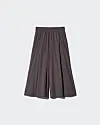 Grå, løstsiddende culottes med elastisk talje på lys baggrund.
