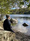 Det her insta-billede er smukt for mig, fordi… det rummer en pause. Et øjeblik, hvor intet skal forklares eller forbedres. Et roligt øjeblik, hvor tankerne falder på plads, og hvor jeg bliver mindet om, at det enkle ofte er nok.