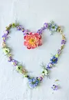 Ingen blomster i haven endnu? Så pluk en mors-dags-hilsen i naturen, og sæt et hjerte i