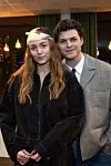 Johanne Milland og Alex Høgh Andersen står tæt sammen ved et indendørs arrangement.