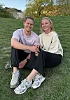 Efter optagelserne til datingprogrammet har Frederik fundet kærligheden derhjemme og nyder en rolig stund i parken med kæresten Nanna.