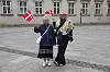 Hilda Heick og Annette Heick står foran Christiansborg