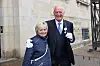 Hilda og Keld Heick står sammen foran Christiansborg