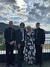 – Jeg er heldig at have disse fine drenge til at holde humøret oppe, siger Hanne positivt, der her står med kæresten Jimmy og sønnerne Linus til venstre side og Jonas til højre.