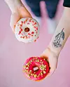 Prøv flere af dagens smage hos Brammibals Donut’s og tag dem med på legepladsen.