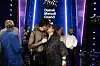 Søren Torpegaard Lund fejrer på scenen ved Dansk Melodi Grand Prix 2026 omgivet af andre deltagere.