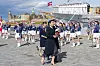 Helsingør Pigegarde og
borgmester Benedikte
Kiær, 56, stod klar til at
modtage kongeparret.