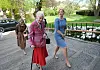 Majestæten, der var ledsaget af sin nye hofdame,
Lene Balleby, 69, blev
modtaget af Sankt Lukas
Stiftelsens direktør, Lone
Bjørklund, 56.