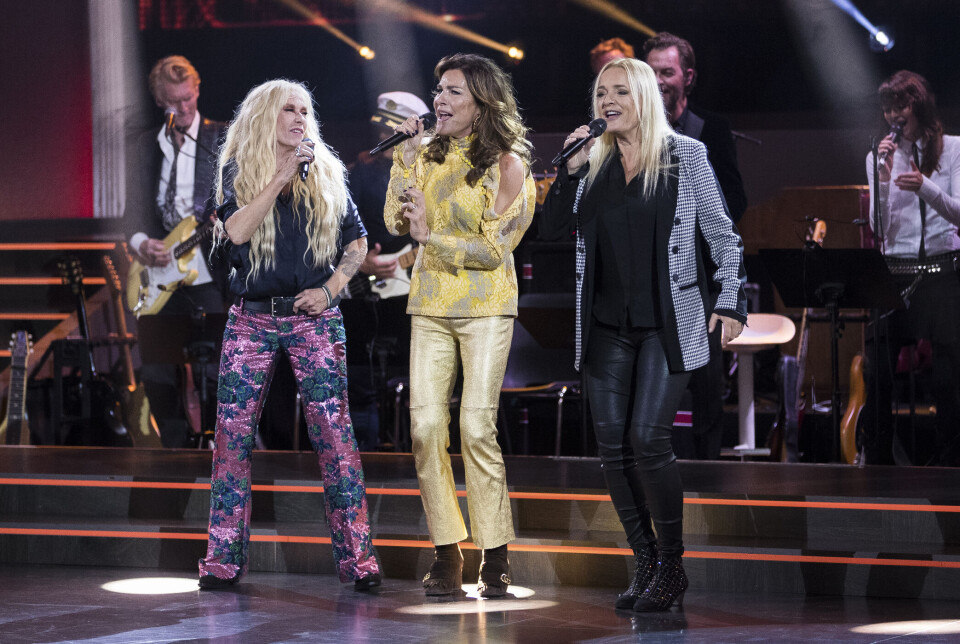 Billede 5 - Sanne Salomonsen, Lis Sørensen og Anne Linnet synger sammen på Vild med dans-scenen med orkester i baggrunden.