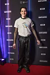 Søren Torpegaard Lund står på rød løber foran væg med DR‑logoer ved Dansk Melodi Grand Prix 2026.