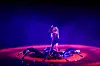 Felicia fra Sverige synger på rød scene omgivet af dansere under Eurovision-generalprøve