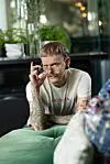 Jonas har dyrket entertaineren i sig, men har følt en usikkerhed omkring, om stemmen holder. Det tror han skyldes, at han ikke har en typisk musikerbaggrund.