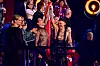 Søren Torpegaard Lund og Jonas Lovv vifter med flag blandt jublende publikum ved Eurovision 2026.