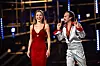Victoria Swarovski og Michael Ostrowski står på den oplyste Eurovision-scene i Wien.