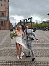 Parret havde mange store visioner om brylluppet, der enten skulle holdes på Bali eller et stort gods i Danmark, men med nye store lokaler til Louises klinik og Sejrs nyopstartede virksomhed, så passede det ikke økonomisk med et stort bryllup nu og her, og datoen lå derfor længere ude i fremtiden. Dog kunne parret ikke vente længere med at sige ja til hinanden.