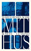 Bogforside til romanen 'I mit hus' af Maria Hesselager med blåtonede felter og træmotiv.