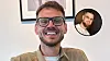 Jesper med smiler foran lys væg med indrammet foto og rundt indsatsbillede af Cengiz Salvarli