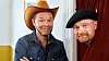 To mænd smiler til kameraet, den ene i cowboyhat, den anden i sort baret.