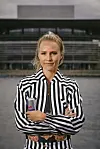 Signe Vadgaard står foran Operaen i København med en Red Bull-dåse i hånden