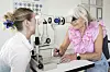 Jena Krogslykke sidder ved en spaltelampe under en øjenundersøgelse hos optikeren.