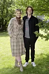 Lasse Hagelberg og Heidi Albrechtsen står sammen i en solrig have under et interview.