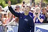 Kong Frederik i Royal Run-jakke hilser på publikum ved løb i Aarhus.