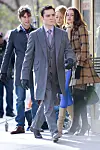 Skuespillere fra Gossip Girl går sammen på et fortov i Midtown Manhattan under optagelser.