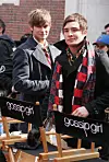 Chace Crawford og Ed Westwick ved siden af to Gossip Girl-stole under optagelser i New York