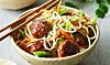 Asiatiske kødboller med sesam og nudelsalat