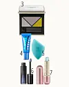 Flere makeupprodukter og en beautyblender vist mod lys baggrund