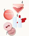 Udvalg af koralfarvet blush, Dior-kompakt, rød læbestift og løs shimmer på lys baggrund.