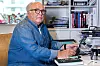 Hver dag får Østergaard mange
beskeder og kommentarer på sine
Facebook-sider, og han læser det hele.