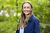 Sara Lygum smiler til kameraet i en frodig skov.