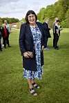 Rosa Kildahl står på en græsplæne ved premieren på Odense sommerrevy 2024.
