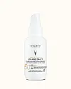 Vichy Capital Soleil UV-Age Daily SPF 50+ i hvid pumpeflaske på lys baggrund