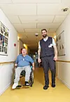Thorkild og Johnny på vej hen i stuen. ”Han kommer hver morgen og smider mig ud af sengen”, siger Thorkild med et smil.