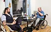 Johnny og beboeren Thorkild Olsen har begge arbejdet på byggepladser engang og har derfor udvekslet historier fra deres arbejdsliv.