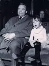 Dirch Passer med sin yngste datter, Josefine, i 1971. Hun har ikke ønsket at medvirke i bogen.