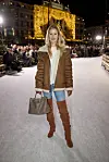 Julie Zangenberg står på isbane ved Soeren Le Schmidt-modeshow på oplyst Kongens Nytorv.